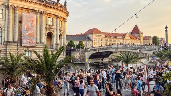 Am Abend einer der schönsten Orte Berlins: die Tanzbar im Freien. Mehr persönliche Lieblingsorte von unserem Berlin-Korrespondent Harald Baumer.