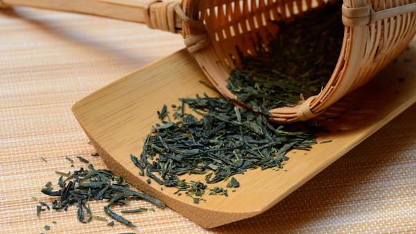 Zahlreiche Nährstoffe, Gerbstoffe und ätherische Öle, die in Tees vorhanden sind, können für Pflanzen von Vorteil sein. Säureliebende Pflanzen wie Rhododendren, Azaleen, Hortensien und Kamelien, grüne Pflanzen, Kräuter sowie Obst- und Gemüsepflanzen können mit Tee gedüngt werden.