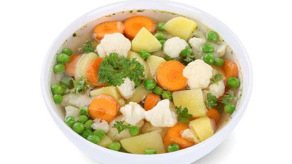 Beim Kochen oder Blanchieren von Gemüse werden Nährstoffe wie Vitamine und Mineralstoffe ins Wasser abgegeben. Anstatt das Gemüsewasser einfach wegzugießen, kann es als kostengünstiger und umweltfreundlicher Dünger genutzt werden. Es ist jedoch wichtig, das Gemüsewasser vor dem Gießen auf Raumtemperatur abkühlen zu lassen und es nicht zu salzen oder zu würzen, da dies den Pflanzen schaden kann.