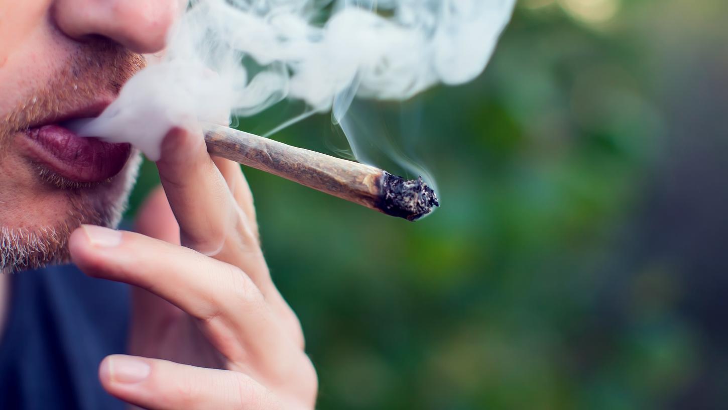 Laut Bundesgesundheitsminister Karl Lauterbach wird die vom Bund geplante Cannabis-Legalisierung nicht zum geplanten Zeitpunkt durchgesetzt werden können.
