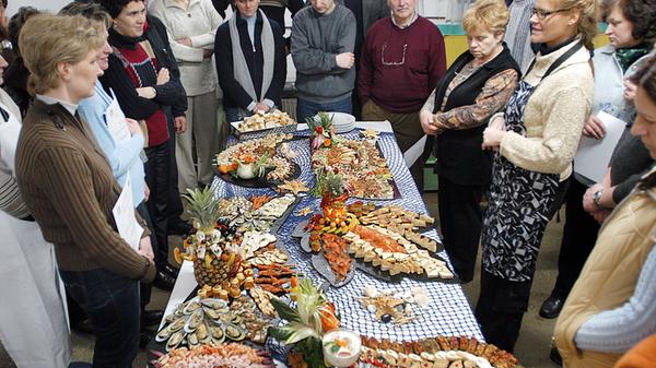 Aus Karpfen kann man alle möglichen Gerichte zubereiten. Von Räucher-Karpfen, über Sushi bis hin zu Karpfen-Pralinen: Der Fantasie sind kaum Grenzen gesetzt...