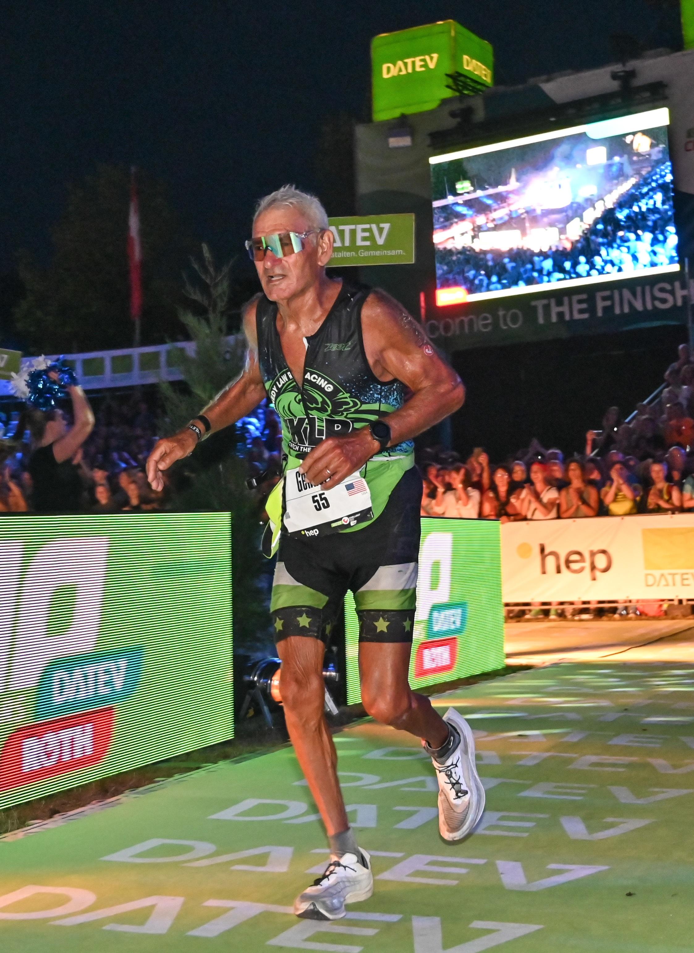 Der US-Amerikaner Gennaro gehörte mit 82 zu den ältesten Finishern in Roth - und sah noch recht frisch aus nach 16 Stunden Triathlon.