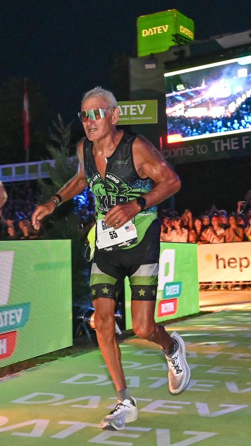 Der US-Amerikaner Gennaro gehörte mit 82 zu den ältesten Finishern in Roth - und sah noch recht frisch aus nach 16 Stunden Triathlon.