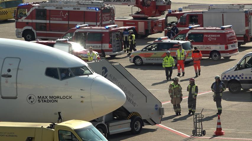 Am Albrecht Dürer Flughafen in Nürnberg musste ein Urlaubsflieger eine sogenannte Sicherheitslandung durchführen. Der Pilot brach den Flug mit Ziel Heraklion/Kreta unmittelbar nach dem Start um 07:50 Uhr ab und kehrte zum Flughafen Nürnberg zurück. Grund dafür war eine beschädigte Frontscheibe an der Boeing 737-85R der Corendon Airlines.