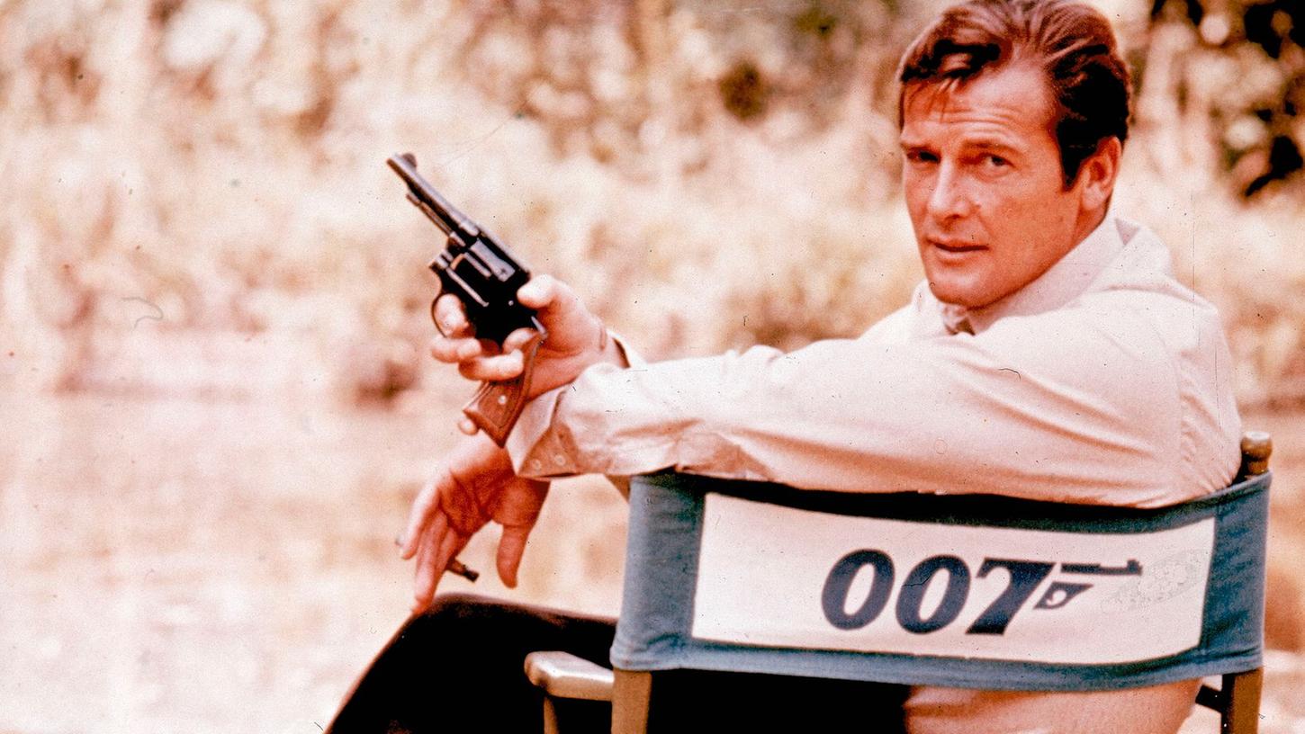 Roger Moore bei den Dreharbeiten zum Film "James Bond 007 - Leben und sterben lassen".