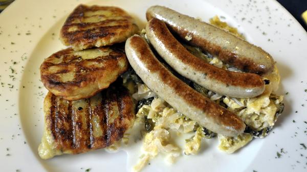 Wer trotz Karpfensaison nicht auf seine gewohnte Bratwurst verzichten will, kann sich sogar eine Karpfenbratwurst auf den Mittagstisch holen.