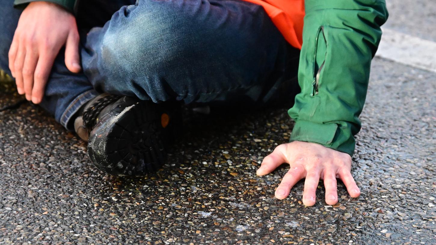 Um die Verkehrsbeeinträchtigung möglichst gering zu halten, wurde der Verkehr um die Einsatzstelle herumgeleitet. (Symbolbild) Um die Verkehrsbeeinträchtigung möglichst gering zu halten, wurde der Verkehr um die Einsatzstelle herumgeleitet. (Symbolbild)