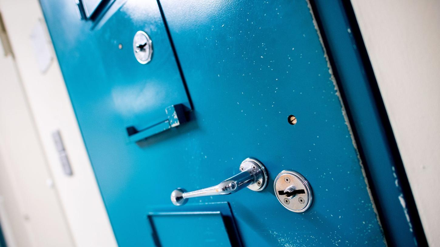 Der eine hatte gepöbelt, der andere gepinkelt: Zwei volltrunkene Männer mussten die Nacht auf Sonntag in einer Ausnüchterungszelle auf der Forchheimer Polizeiwache verbringen. Der eine hatte gepöbelt, der andere gepinkelt: Zwei volltrunkene Männer mussten die Nacht auf Sonntag in einer Ausnüchterungszelle auf der Forchheimer Polizeiwache verbringen.