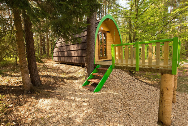 Für den angenehmen Campingurlaub bietet das Waldcamping Brombach Campingpods. Dabei sticht vor allem der Penthouse Pod mit seiner Holzterasse heraus, insgesamt vier Personen kommen hier unter. 