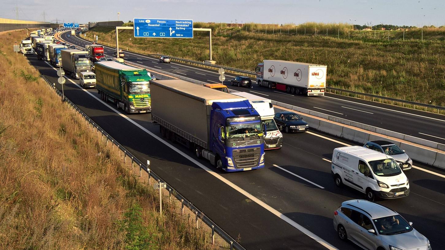 Ein 37-jährige Pkw-Fahrer fühlte sich durch einen Lkw im Straßenverkehr behindert. (Symbolbild) Ein 37-jährige Pkw-Fahrer fühlte sich durch einen Lkw im Straßenverkehr behindert. (Symbolbild)