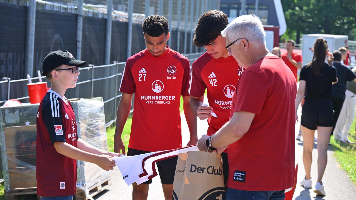 Hat auch auf einem Arbeitsvertrag beim Club unterschrieben: Nathaniel Brown bleibt Nürnberger. Hat auch auf einem Arbeitsvertrag beim Club unterschrieben: Nathaniel Brown bleibt Nürnberger.