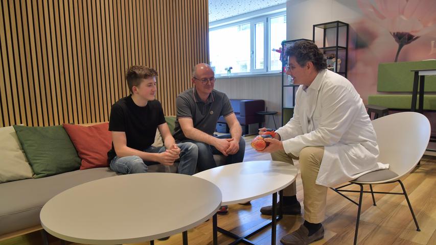 Kinderherzchirurg Prof. Dr. Oliver Dewald erläutert Lucas und seinem Vater noch einmal, was bei der Operation an der Aortenklappe genau gemacht wurde. 