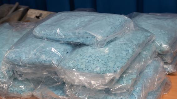 Polizei lässt Drogen-Deal auf einem Nürnberger Parkplatz platzen und sichert 83.000 Ecstasy-Pillen