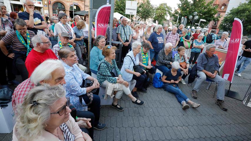 Der Live-Podcast des Verlags Nürnberger Presse in der Nürnberger Innenstadt zog zahlreiche Zuhörerinnen und Zuhörer an.