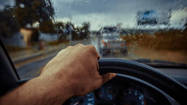 Autofahrt bei Starkregen
