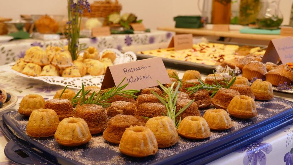 Im Kräutergarten der Firma Martin Bauer wurden am Familientag auch Rosmarin-Küchlein gebacken. Im Kräutergarten der Firma Martin Bauer wurden am Familientag auch Rosmarin-Küchlein gebacken.