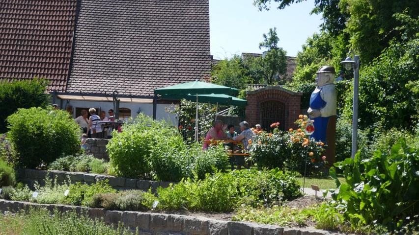 Der Martin-Bauer-Kräutergarten wurde zum Tummelplatz für Familien. Der Martin-Bauer-Kräutergarten wurde zum Tummelplatz für Familien.