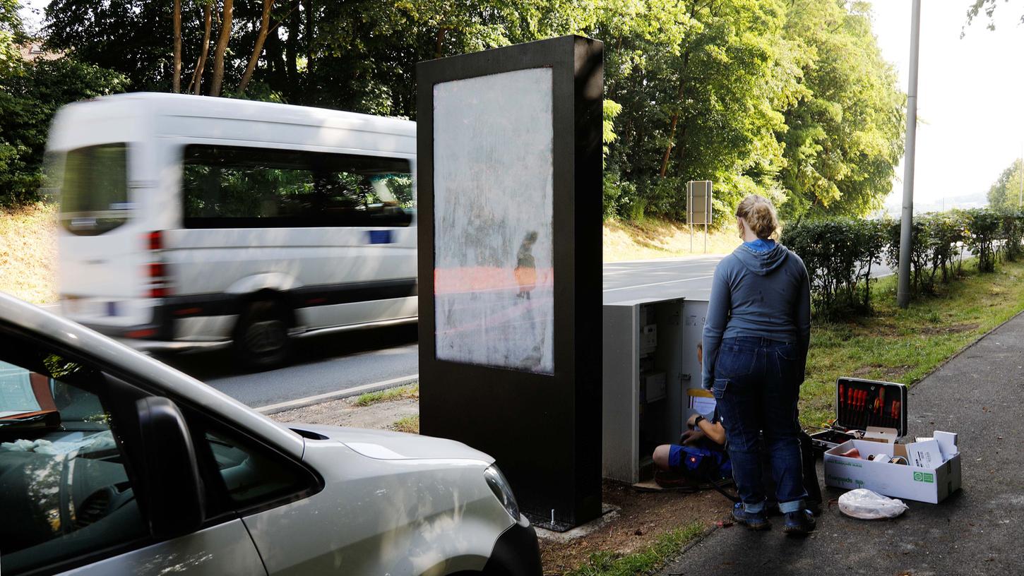 Mitarbeiter der Firma Glenk schließen die LED-Videoleinwand an der Bundesstraße B 2 - von Süden her kommend - stadteinwärts kurz vor dem Admira-Center an. Mitarbeiter der Firma Glenk schließen die LED-Videoleinwand an der Bundesstraße B 2 - von Süden her kommend - stadteinwärts kurz vor dem Admira-Center an.