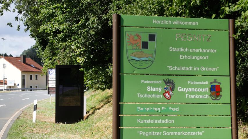 Die zweite LED-Videoleinwand steht an der Bundesstraße B 2 stadteinwärts - von Norden kommend - auf Höhe des Cabriosols am Ortseingang von Pegnitz. Noch ist sie verdeckt von einer in die Jahre gekommenen Infotafel über die Städtepartnerschaften. Die zweite LED-Videoleinwand steht an der Bundesstraße B 2 stadteinwärts - von Norden kommend - auf Höhe des Cabriosols am Ortseingang von Pegnitz. Noch ist sie verdeckt von einer in die Jahre gekommenen Infotafel über die Städtepartnerschaften.