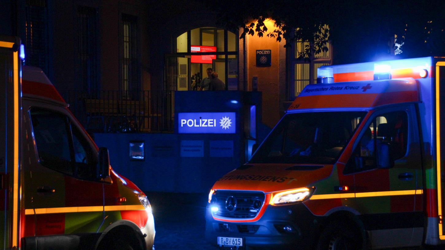 Am Dienstag sind zwei verletzte Männer auf der Polizeiinspektion Süd in Regensburg aufgekreuzt. 