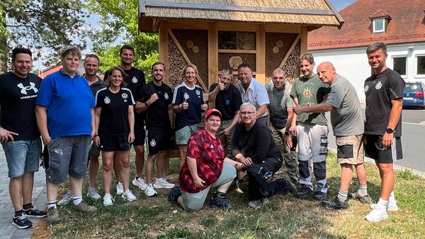 Das Trainerteam rund um Bundestrainerin Martina Voss-Tecklenburg statte der Gremsdorfer Werkstatt einen Besuch ab