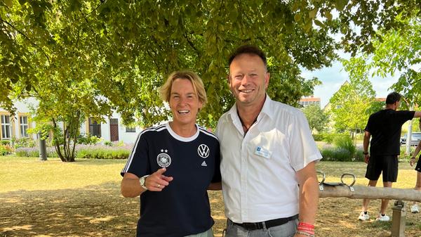 Bundestrainerin Martina Voss-Tecklenburg mit Werkstattleiter Detlev Troll.
