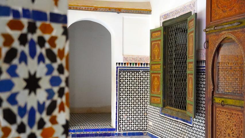 Wer einen Rückzugsort mitten in der Großstadt sucht, wird im Bahia-Palast fündig, dem Kronjuwel der Medina. Mit kunstvollen Mosaiken, üppig bewachsenem Garten und feinsten Marmorbauten gleicht der Ort einer Oase. Der Palast wurde im späten 19. Jahrhundert vom Großwesir des Sultans Si Moussa erbaut  - benannt wurde er nach einer seiner Frauen.