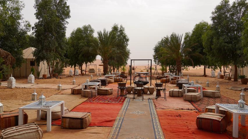 Um Wüstenromantik zu erleben, braucht es die Nacht - die kann man im Erg Chebbi in veschiedenen Zeltcamps oder Riad-Hotels verbringen. Abends erwecken berberische Trommelklänge und ein Lagerfeuer die Sahara zum Leben.