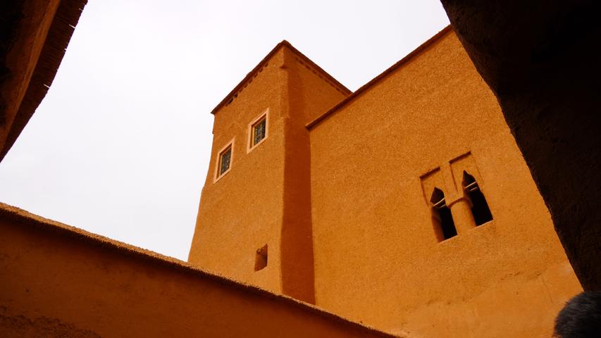 Nur einen Katzensprung entfernt, im Städtchen Ouarzazate türmt sich eine weitere, prächtige Kasbah in die Höhe - mit dem Namen "Taourirt". Die einstige Residenz des mächtigen und gefürchteten Berberfürsten T’hami El Glaoui ist heute ein Museum. 