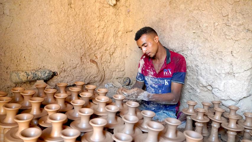 Mithilfe einer Drehscheibe wird das Stück Ton mit schnellen Handbewegungen zu einem Gefäß ausgezogen. Im Ksar von Tamegroute werden die Waren der Töpfer grüne Keramik genannt, da sie durch das Erhitzen im Ofen grün werden. 