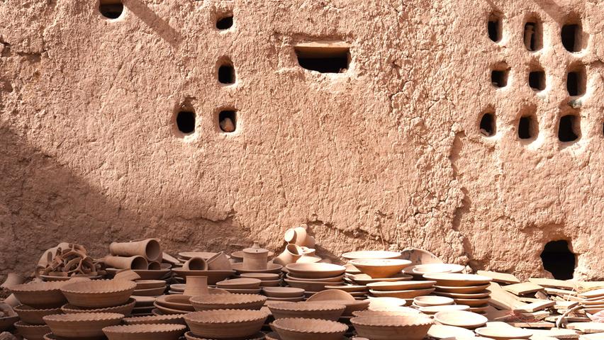 Kurz vor der gewaltigen Sahara liegt eine der ältesten Städte Marokkos: Tamegroute. In der Sprache der Berber bedeutet Tamegroute "letzter Ort vor der Wüste". Hier leben Handwerkerfamilien, die ihre ihre Fertigungskunst über Traditionen weitergeben. Die spannende Reisereportage zu dieser Bildergalerie lesen Sie hier.