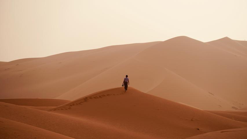 Und auf einmal endlose Weite: Vor uns erhebt sich das schillernde Dünenmeer der größten Sandwüste Marokkos: Erg Chebbi. Einige der Sandberge erreichen eine Höhe von 150 Metern.