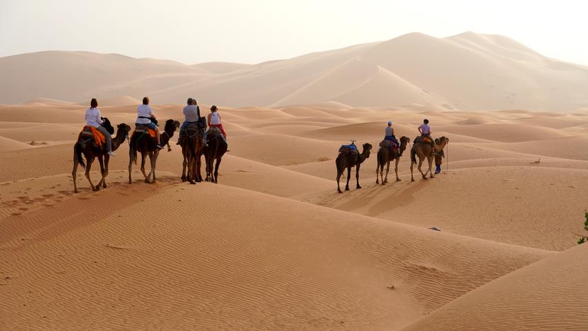 Gut 20 Kilometer lang und fünf Kilometer breit ist das Sandmeer des Erg Chebbi. Inmitten der Dünen bekommt man es mit der absoluten Ruhe zu tun. Die spannende Reisereportage zu dieser Bildergalerie lesen Sie hier.