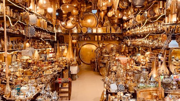 Jeder Ware, jedem Handwerk widmet sich in dem Händlerviertel seit Alters her ein eigener Markt. So gibt es etwa eine Straße voll mit Lampen, Schmuck, Kleidung oder Eisenwaren. Die spannende Reisereportage zu dieser Bildergalerie lesen Sie hier.