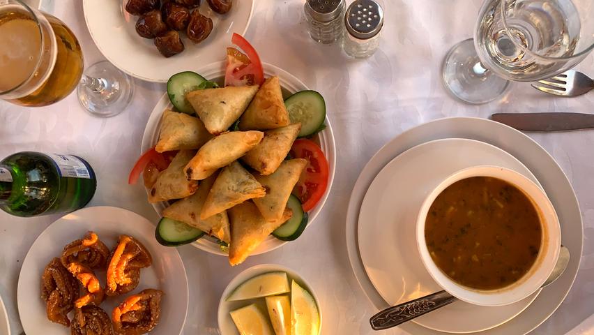 Die marrokanische Küche ist geprägt von Gewürzen aller Art. Schon die traditionelle Suppe Harira (rechts im Bild) trumpft mit unheimlichen vielen Aromen auf. Darunter: Zimt und Kurkuma. Die Basis bilden Linsen.