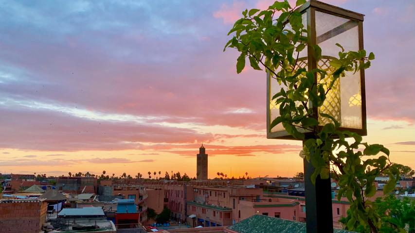 Wer schon tagsüber vom regen Marktreiben in den unzähligen Gassen überfordert ist, der bekommt die volle Wucht am Abend richtig zu spüren. Erst wenn der Muezzin von der Koutoubia-Moschee, eine der ältesten in ganz Marokko, zum Gebet ruft, wird das "Herz Marokkos", wie Marrakesch auch genannt wird, ein klein bisschen ruhig, andächtig. In den zahllosen Lokalen über den Dächern der Stadt kann man sich eine kleine Atempause gönnen.