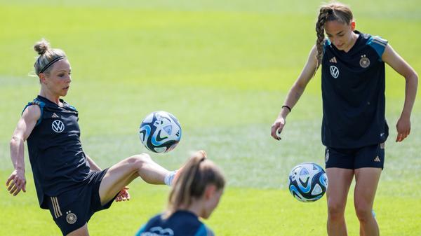Die deutsche Frauen-Fußball-Nationalmannschaft bereitet sich derzeit in Herzogenaurach auf die WM vor. Svenja Huth (l) und Sophia Kleinherne (r) stehen beim Training auf dem Platz.
