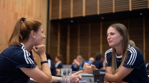 Melissa Koessler (Deutschland, #32) spricht mit Chantal Hagel (Deutschland, #26).