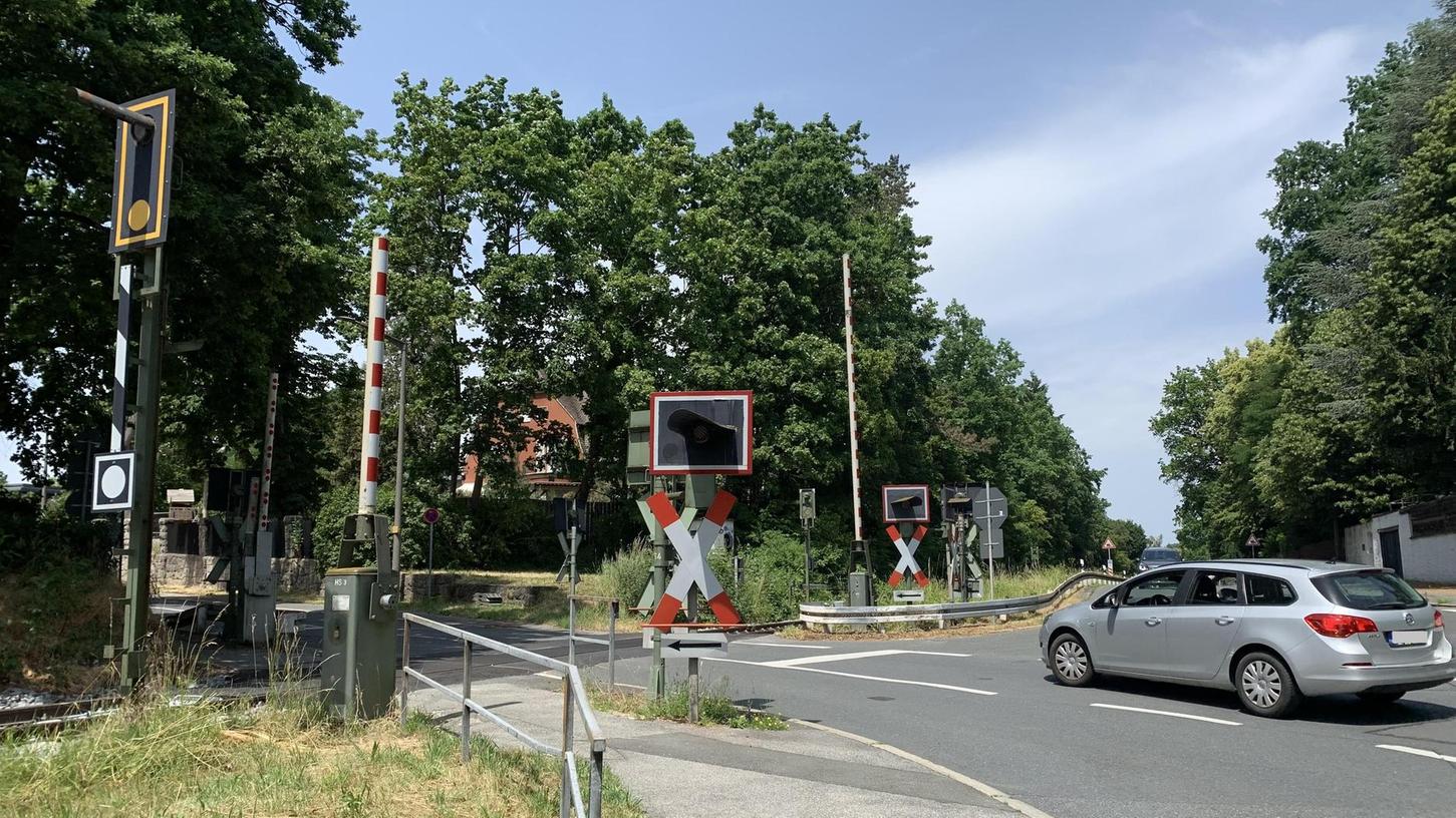 Der Bahnübergang Forsthausstraße in Dambach ist wieder frei. Die Sperrung ist ein Stück weiter gewandert.