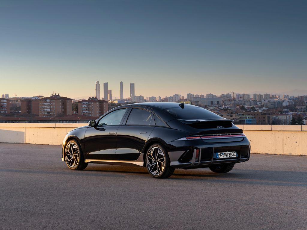 Vor allem das Heck mit seinen beiden Spoilern sieht gewöhnungsbedürftig aus.