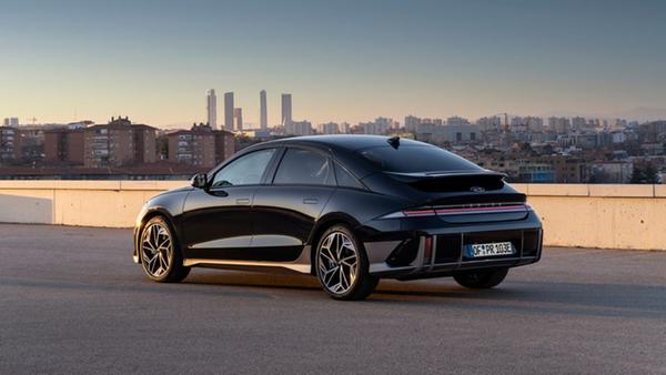 Vor allem das Heck mit seinen beiden Spoilern sieht gewöhnungsbedürftig aus.