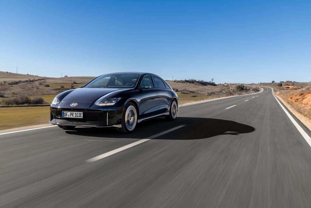 Den Antrieb übernimmt ein im Heck verbauter Elektromotor, der 168 kW/229 PS Leistung und ein Drehmoment von 350 Newtonmetern bereitstellt. Den Fahrstrom speichert eine Lithium-Ionen-Batterie der Kapazität 77,4 kWh ab.