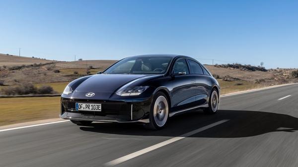 Den Antrieb übernimmt ein im Heck verbauter Elektromotor, der 168 kW/229 PS Leistung und ein Drehmoment von 350 Newtonmetern bereitstellt. Den Fahrstrom speichert eine Lithium-Ionen-Batterie der Kapazität 77,4 kWh ab.