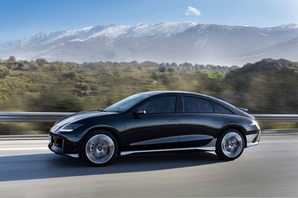 Daneben gibt es noch das ebenfalls heckgetriebene Basismodell mit 111 kW/151 PS und 53-kWh-Akku sowie den allradgetriebenen Top-Ioniq 6, der über einen zusätzlichen E-Motor vorne verfügt und 229 kW/325 PS Systemleistung erbringt.