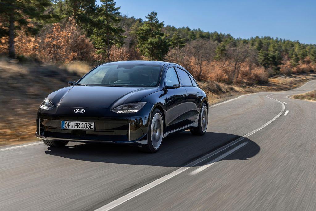 Gemäß Norm erzielt der Hecktriebler mit 77 kWh Akku eine Maximal-Reichweite von 545 Kilometern. Mit 18- statt 20-Zoll-Felgen beträgt der Wert sogar 614 Kilometer.