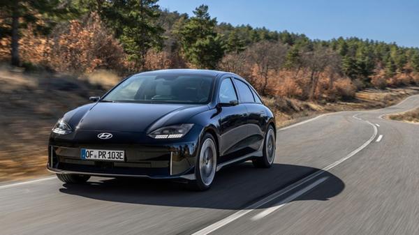 Gemäß Norm erzielt der Hecktriebler mit 77 kWh Akku eine Maximal-Reichweite von 545 Kilometern. Mit 18- statt 20-Zoll-Felgen beträgt der Wert sogar 614 Kilometer.