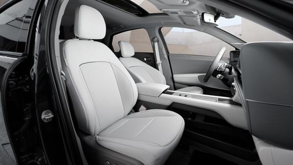 Per Relax-Funktion lassen sich die vorderen Sitze in Liegeposition bringen.