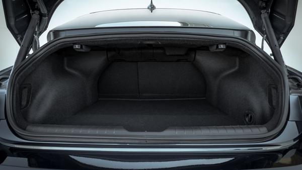 Mit 401 Litern fällt der Kofferraum verhältnismäßig klein aus, und die Ladeöffnung ist schmal geraten.