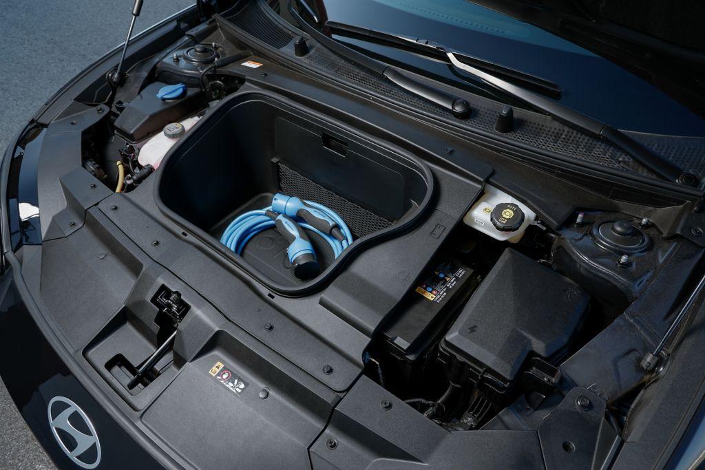 Dafür steht unter der Fronthaube ein "Frunk" zur Verfügung.