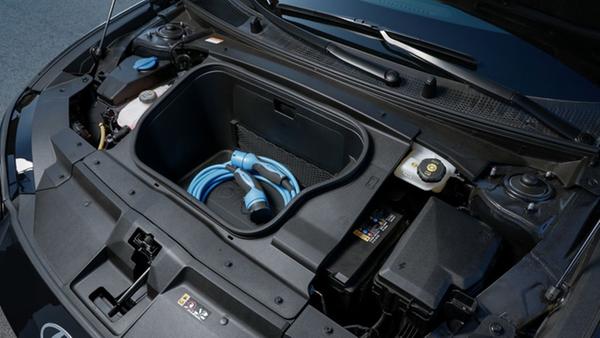 Dafür steht unter der Fronthaube ein "Frunk" zur Verfügung.